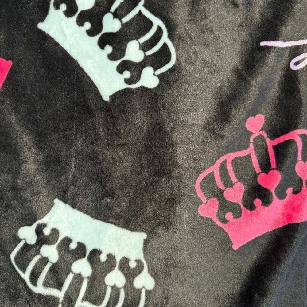 *NEW* Juicy Couture Crowns and Heart Black Throw Blanket - Picture 6 of 8
